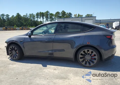 2024 Tesla Model Y z USA, uszkodzony, nr VIN 7SAYGDEF5RA287661